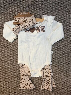 Kit + Pearl Cream 'LOVE' Onesie, flare pants set with bow size 6-9M